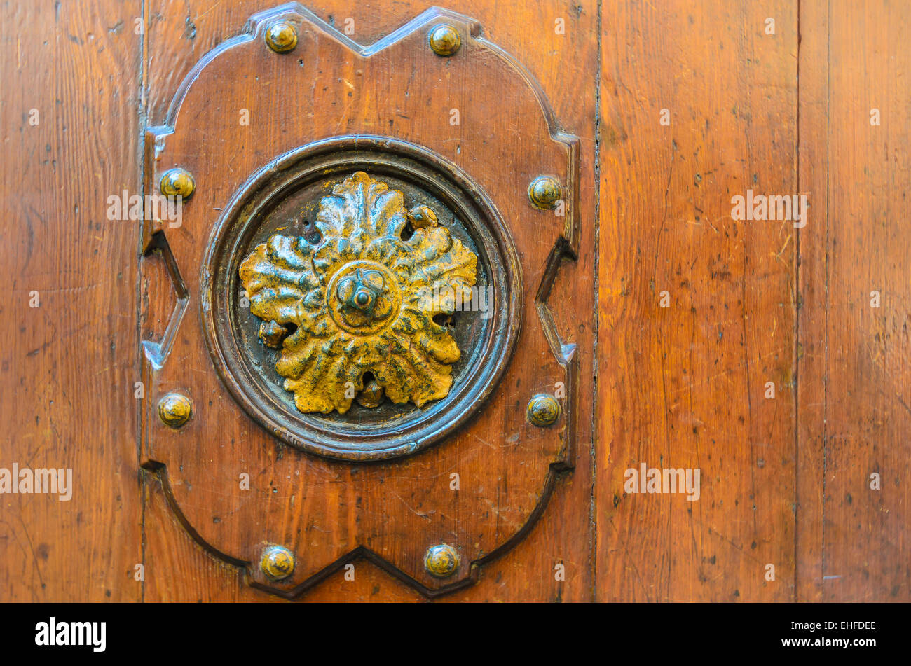 Il vecchio elemento decorativo su una porta di legno a Venezia, Italia Foto Stock