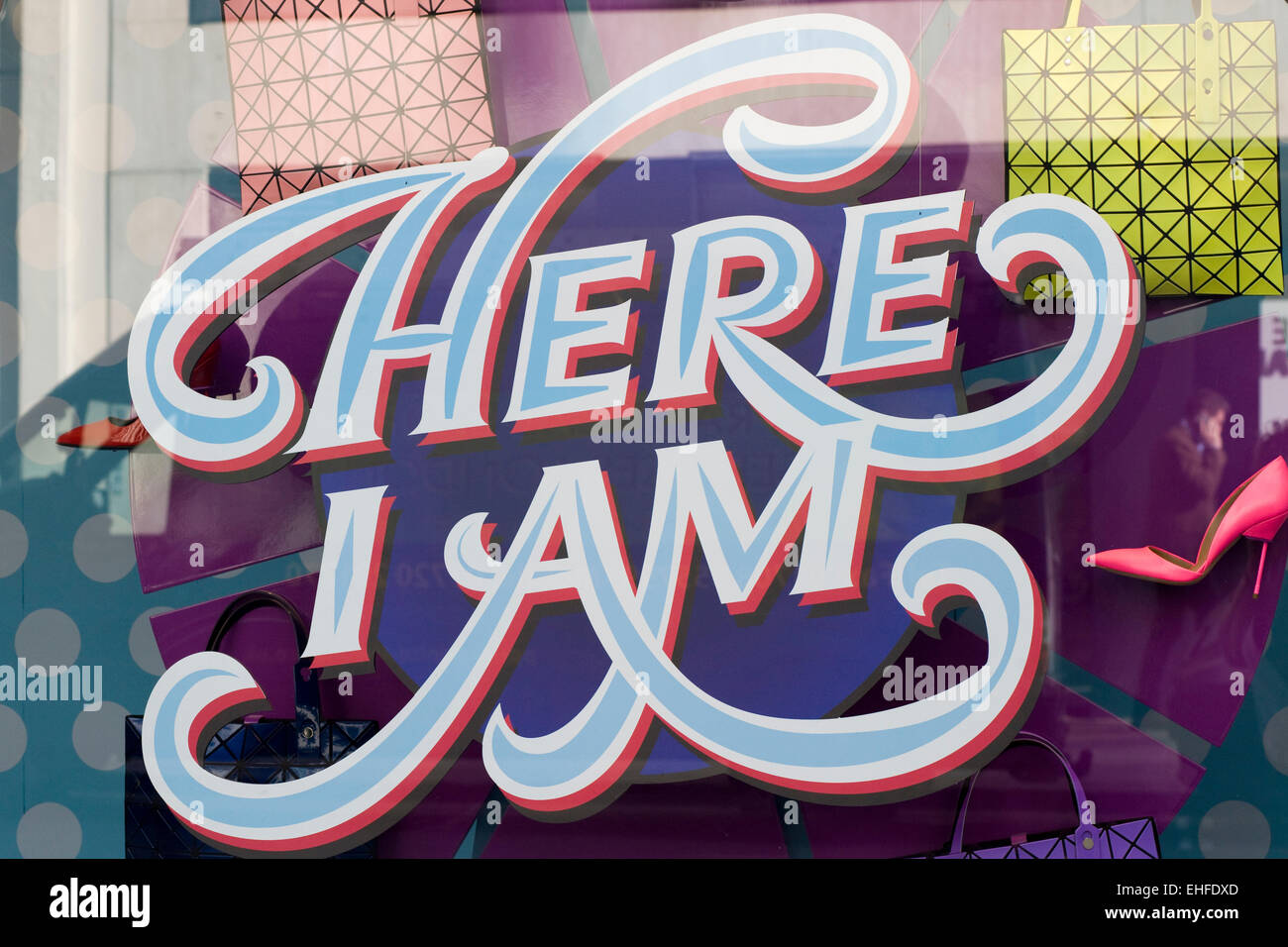 Negozio finestra Visualizzazione borse a mano con le parole "Eccomi" Foto Stock