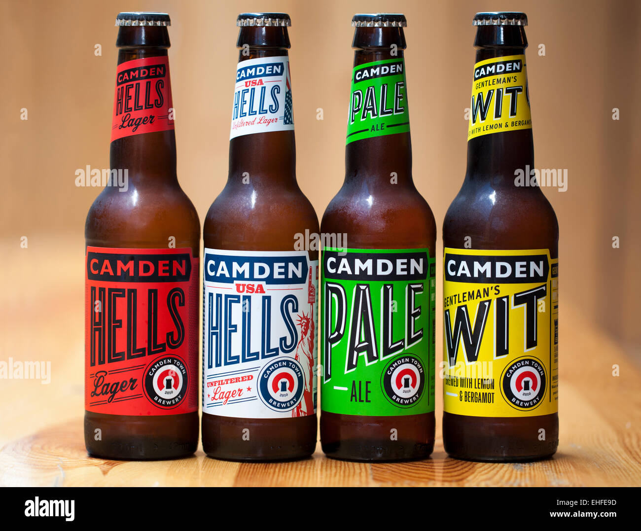 Collezione di bottiglie di birra al Camden Town Brewery London Foto Stock