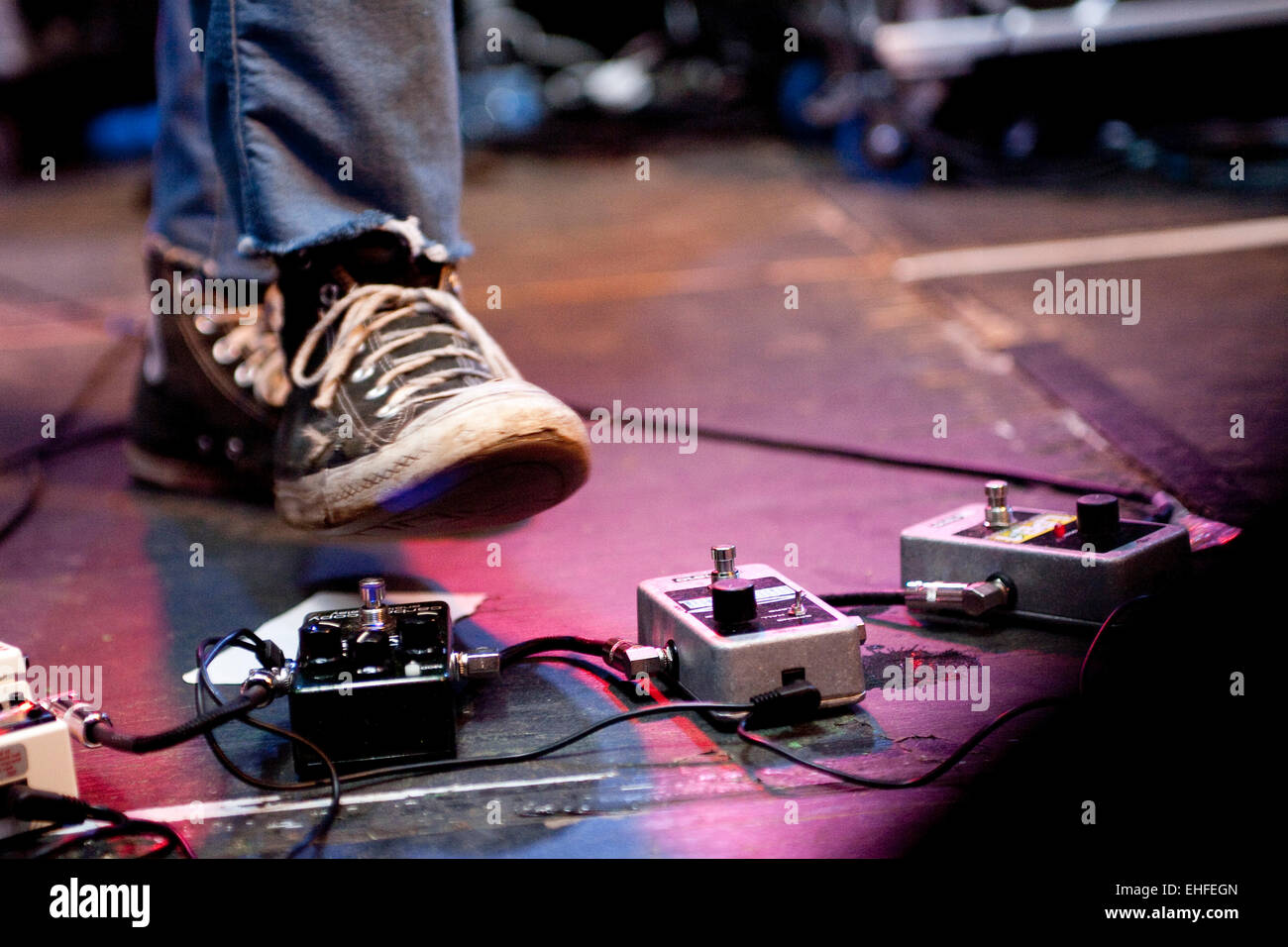 Close up dei chitarristi il piede sul pedale a Bestival sull'Isola di Wight 2011. Foto Stock