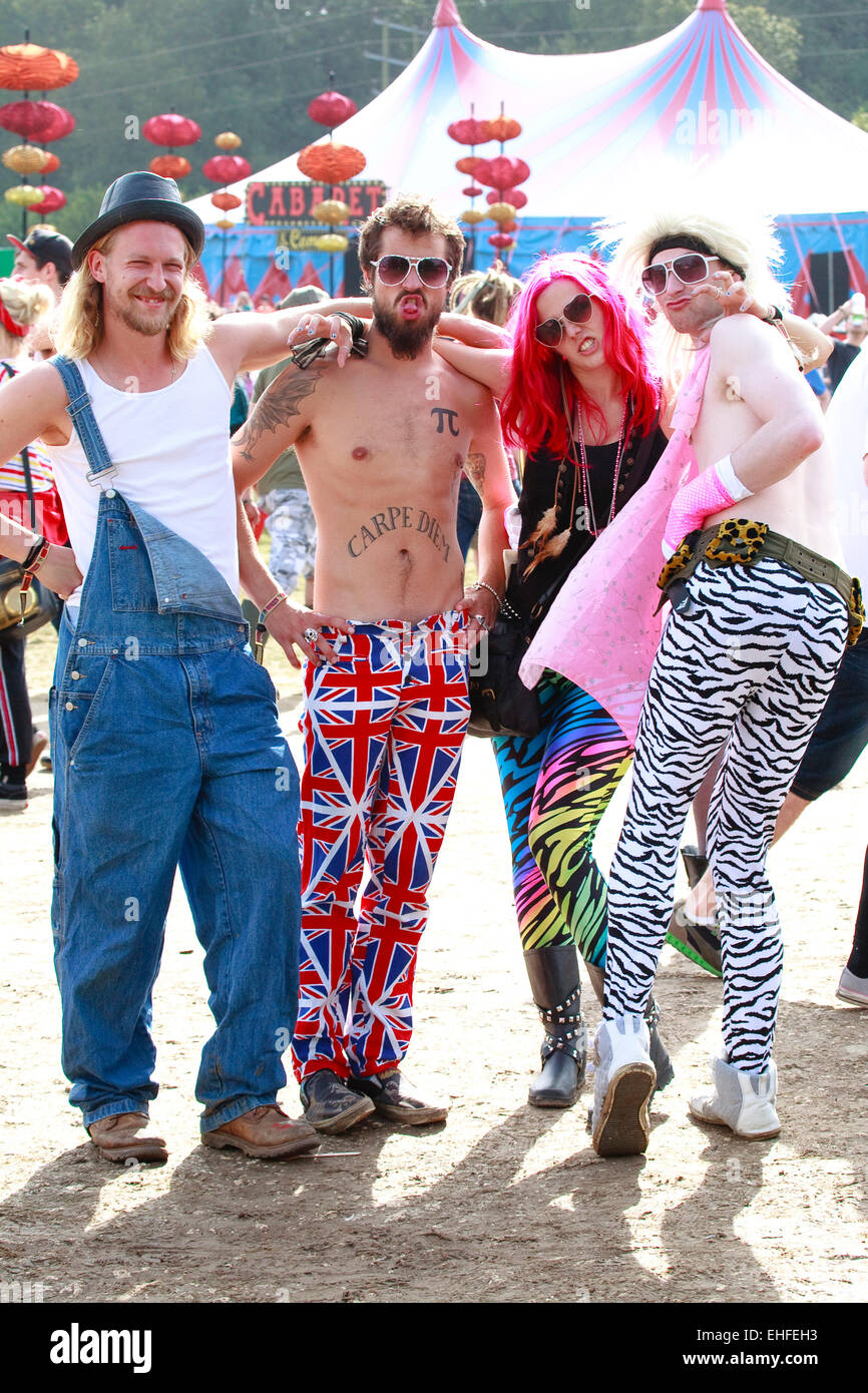 Il gruppo di amici a Bestival sull'Isola di Wight 2011. Foto Stock