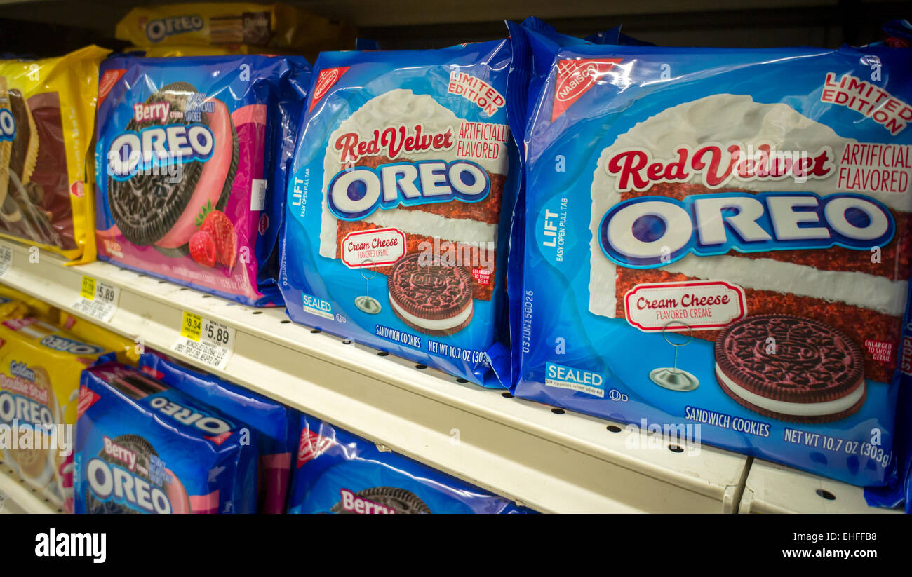 Scatole di Nabisco's Oreo Cookie in più gustosi sapori su uno scaffale di supermercato a New York martedì 9 marzo, 2015. La società ha alzato la posta in gioco per gli amanti dei cookie da uscendo con molteplici sapori del latte e fiocco di cookie. Aggiunte recenti includono " Red Velvet' e 'Torta di compleanno" con i rapporti della caramella di cotone e burro di arachidi provenienti. (© Richard B. Levine) Foto Stock