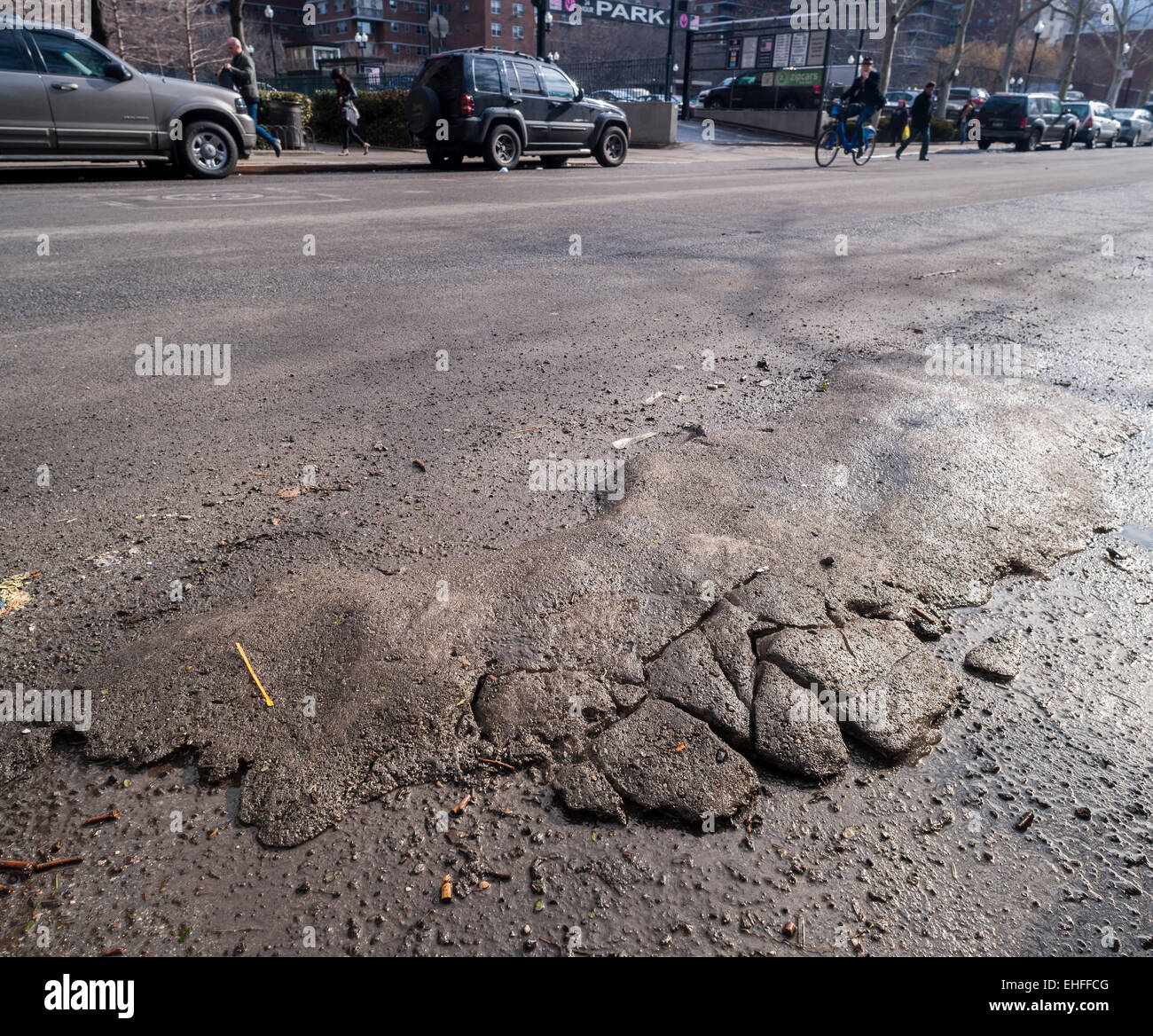 Sporco pezzi di ghiaccio, duro come il cemento, raccolti in numerose tempeste di neve e giorni di temperature di congelamento rimangono sul New York strade su Mercoledì, 11 marzo 2015 sfidando la recente pioggia e temperature calde. Temperature al 50's e seasonable temps in 40's più tardi questa settimana può causare i newyorkesi per l'addio a queste basse temperature memorie. (© Richard B. Levine) Foto Stock