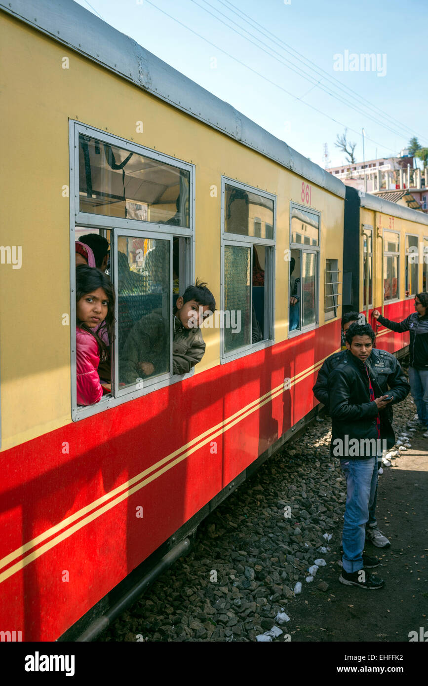La carreggiata stretta Kalka-Shimla avvolgimento del treno verso il basso attraverso il foothills dell'Himalaya in India Foto Stock