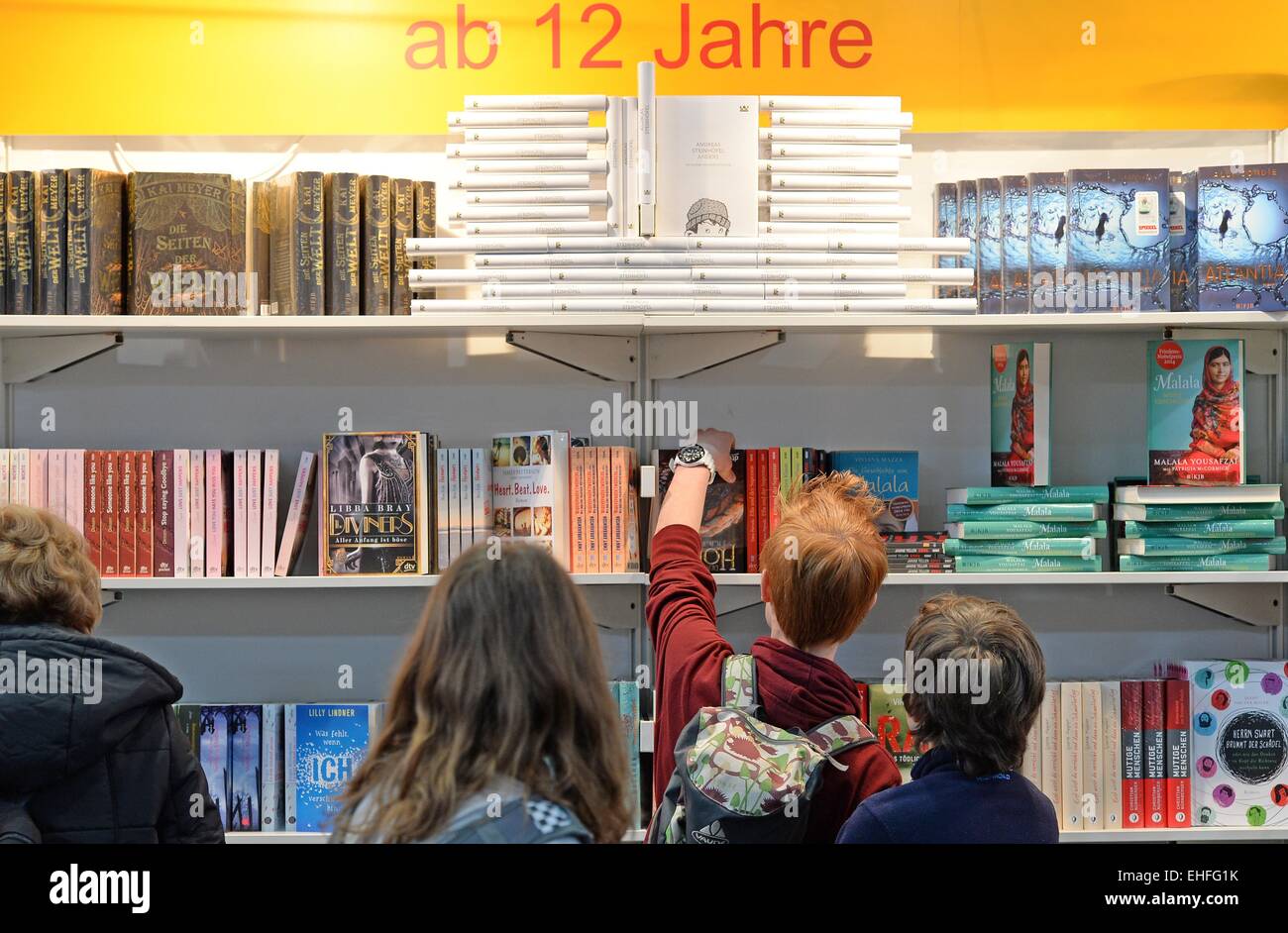 I giovani visitatori alla fiera del libro di Lipsia sfogliare la letteratura per bambini la sezione a Leipzig, Germania, 13 marzo 2015. Circa 2000 case editrici da 42 paesi presenti le loro nuove versioni dal XII fino al XV di marzo. Foto: Hendrik Schmidt/dpa Foto Stock