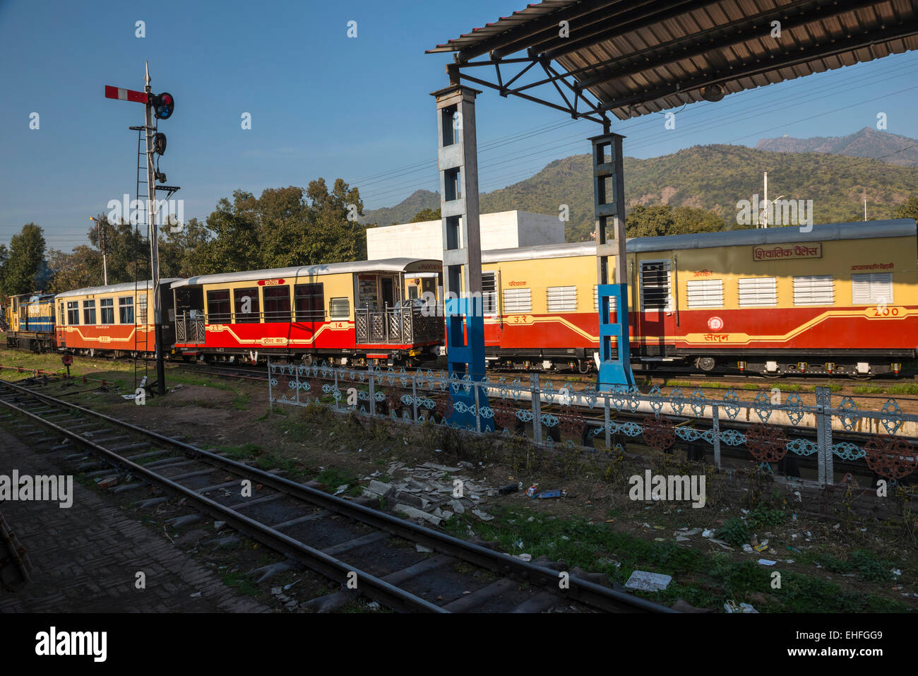 A scartamento ridotto il materiale rotabile a Kalka stazione sulla ferrovia Kalka-Shimla, Haryana, India Foto Stock