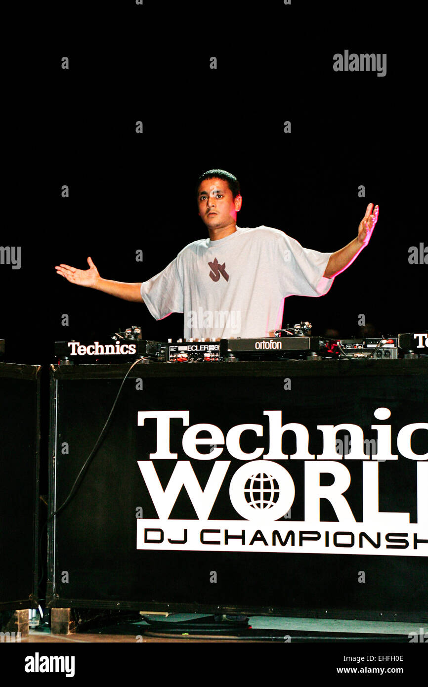La seta Kuts DAL REGNO UNITO DJing nella battaglia per la supremazia mondiale presso la DMC/Technics DJ World Championships a Hammersmith Apollo. Foto Stock