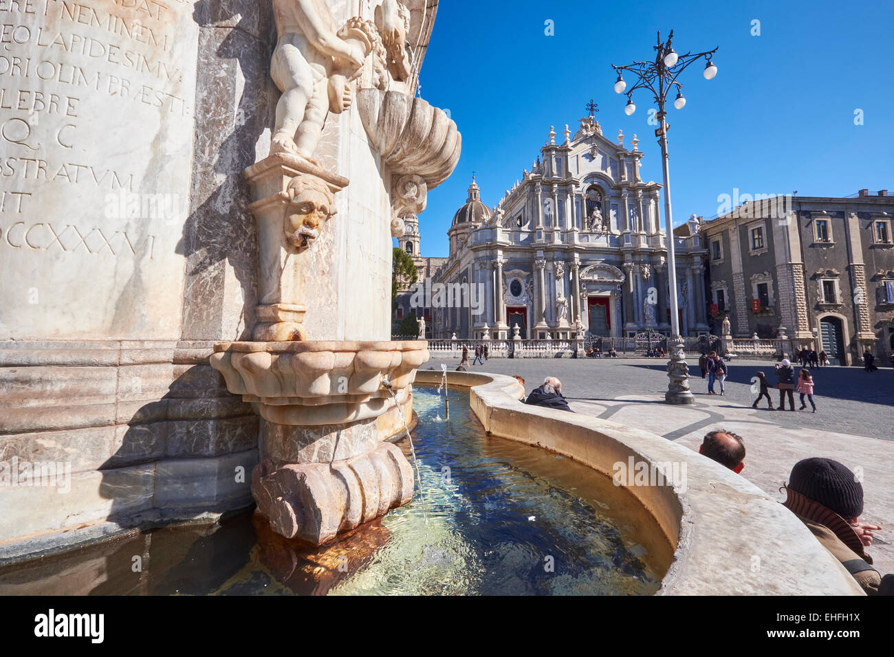 Cattedrale di Sant'Agata, con la fontana sottostante l'elefante di lava di Catania, Sicilia, Italia. Foto Stock