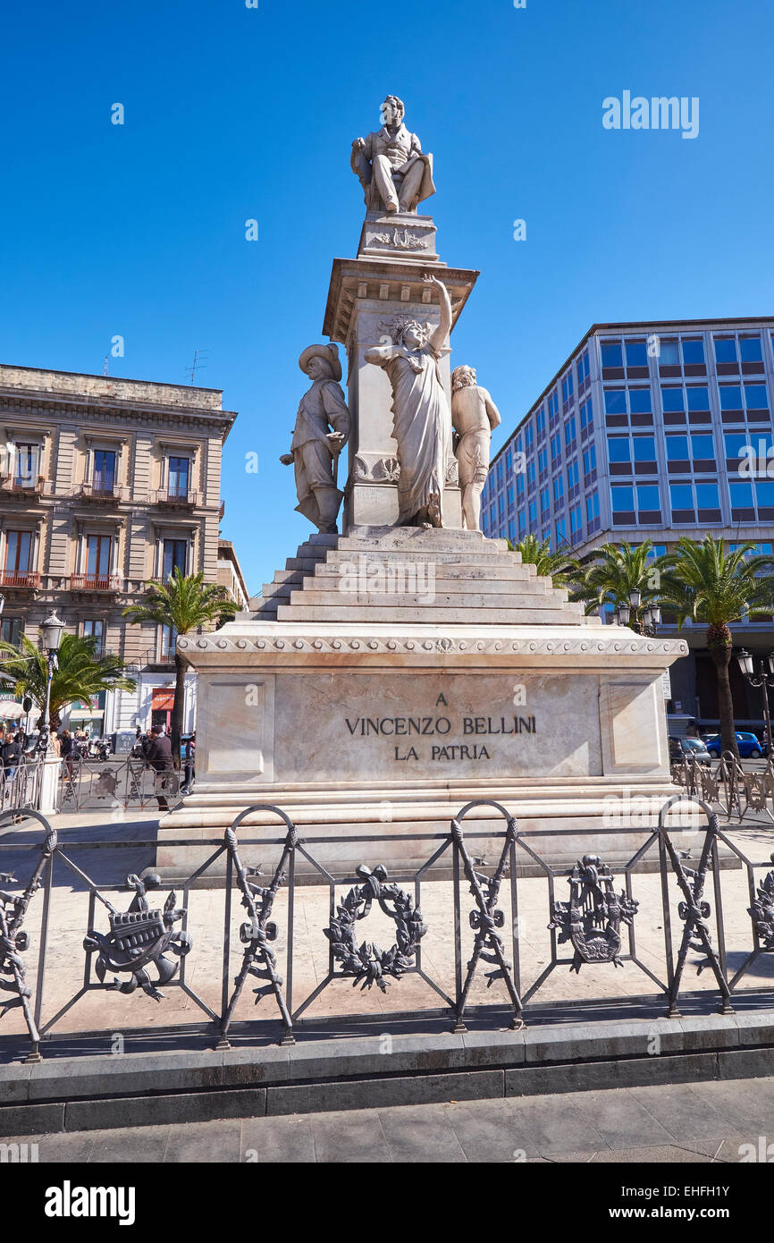 Monumento a Vincenzo Bellini, scultura in pietra, creato da Giulio Monteverde. Catania, in Sicilia. Foto Stock