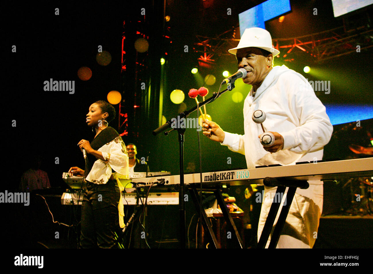 Roy Ayers con Estelle dal vivo sul palco a Hero2Hero gig allo Shepherds Bush Empire di Londra. Foto Stock