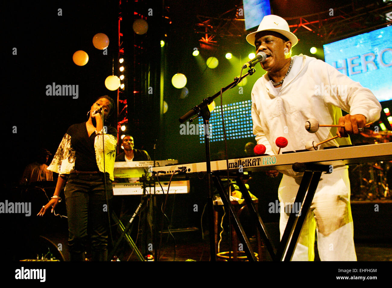 Roy Ayers con Estelle dal vivo sul palco a Hero2Hero gig allo Shepherds Bush Empire di Londra. Foto Stock