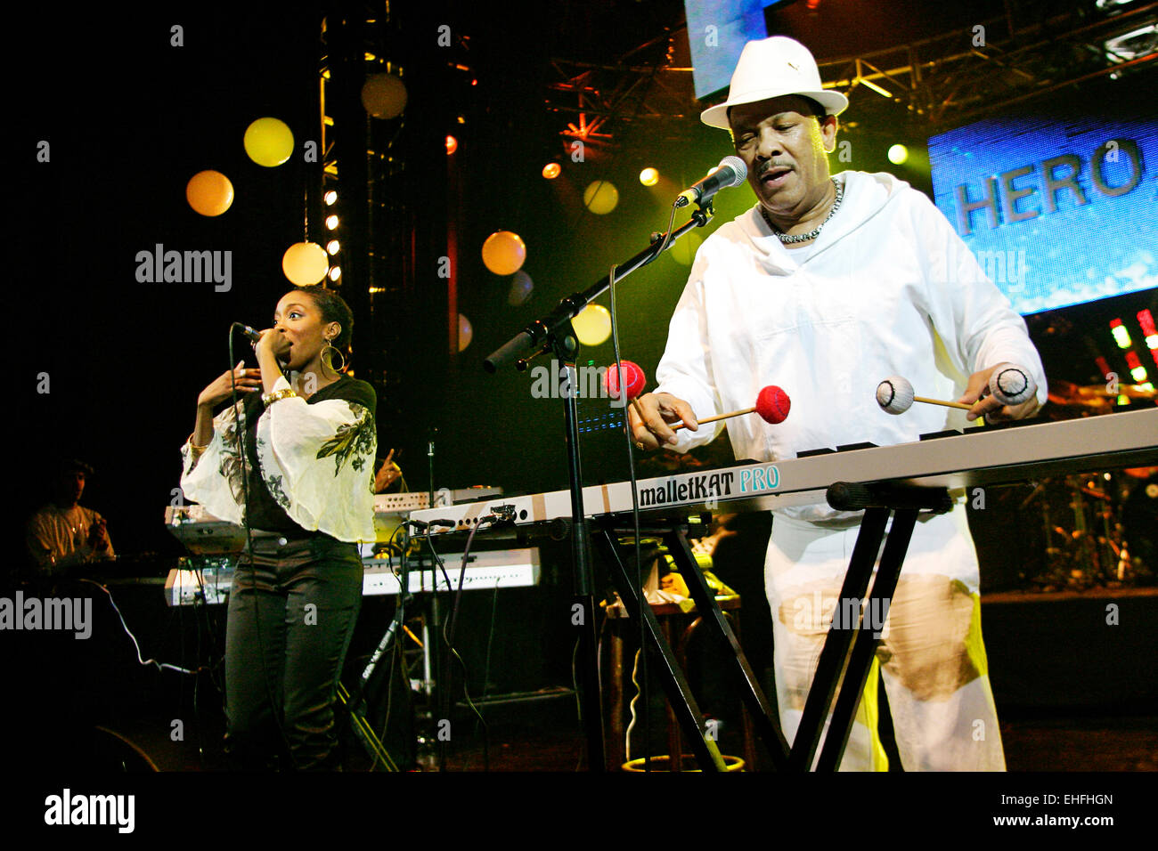 Roy Ayers con Estelle dal vivo sul palco a Hero2Hero gig allo Shepherds Bush Empire di Londra. Foto Stock