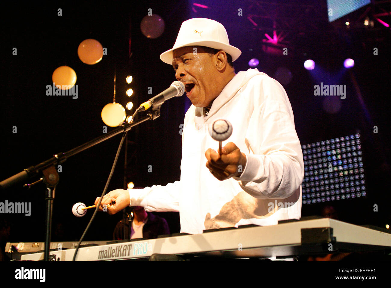 Roy Ayers dal vivo sul palco a Hero2Hero gig allo Shepherds Bush Empire di Londra. Foto Stock