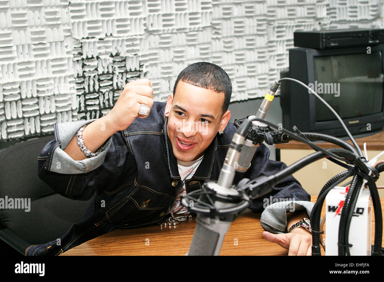 Daddy Yankee su una radio show in Puerto Rico. Foto Stock