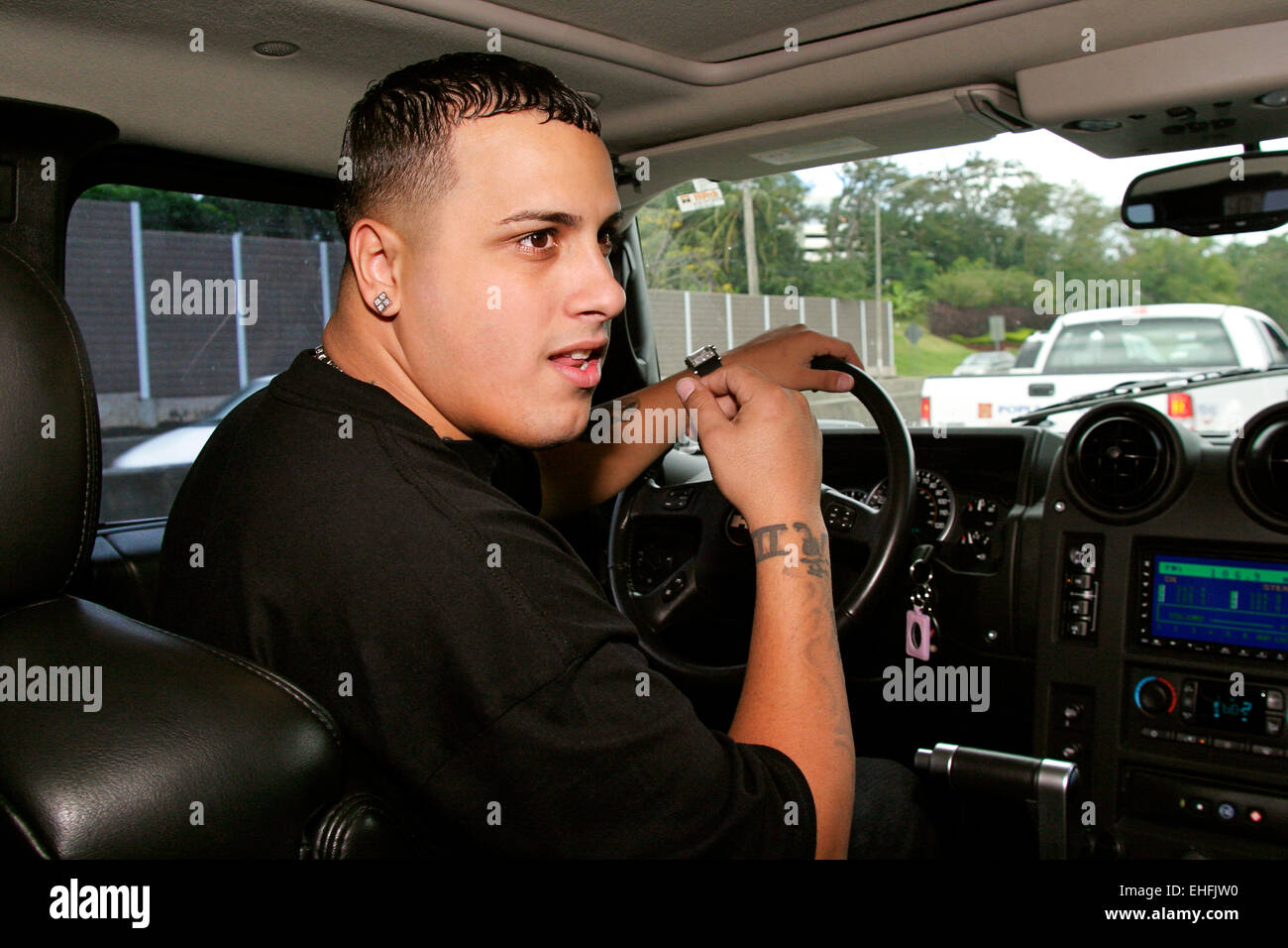 Nicky Jamz guidando il suo Hummer in San Juan del Puerto Rico. Foto Stock