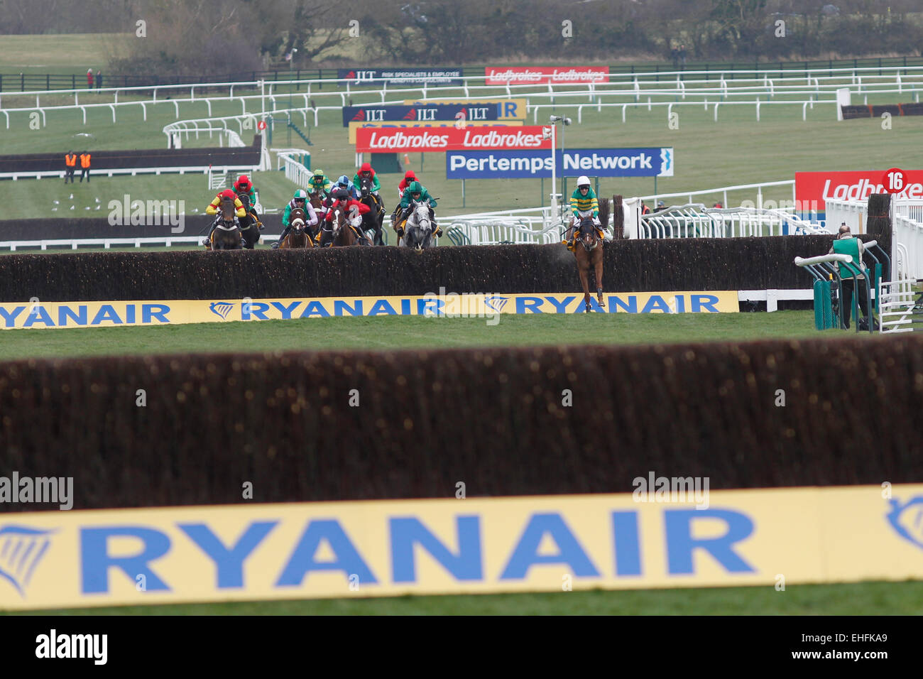 Cheltenham, Regno Unito. Xii marzo, 2015. Uxizandre cavalcato da una P McCoy conduce il campo oltre il secondo ultimo recinto a Ryanair Chase (registrati come il Festival Trofeo Steeple Chase) Grade 1. Credito: Lajos-Eric Balogh/turfstock. Credito: dpa picture alliance/Alamy Live News Foto Stock