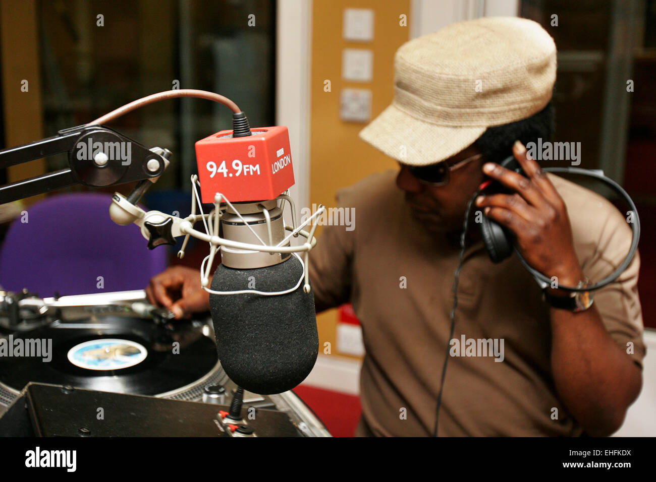 Norman Jay presentando la sua radio show Giant 45 su BBC Radio Londra. Foto Stock