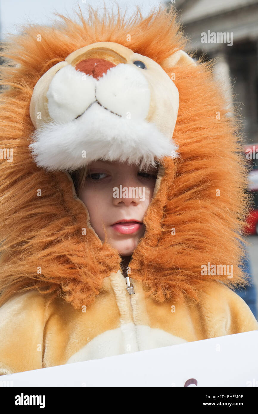 Trafalgar Square, Londra, Regno Unito. 13 marzo 2015. Una marcia globale per i Lions di protesta contro le conserve di Lion ha luogo la caccia in Trafalgar Square. Credito: Matteo Chattle/Alamy Live News Foto Stock