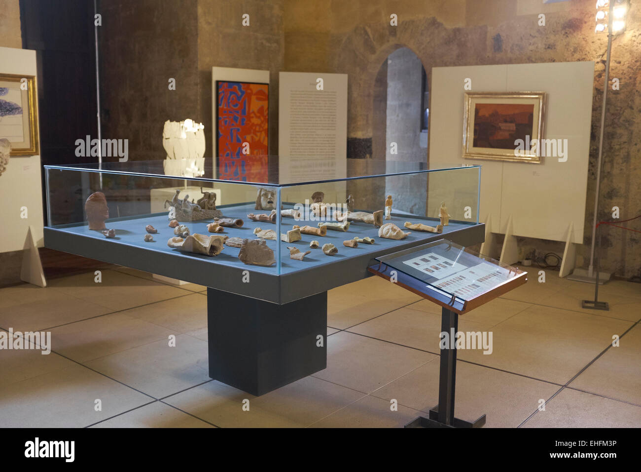 Artisti di Sicilia mostra d'arte, galleria presso il Castello Ursino, Catania, Sicilia, Italia. Turismo italiano, viaggi e vacanze Destin Foto Stock