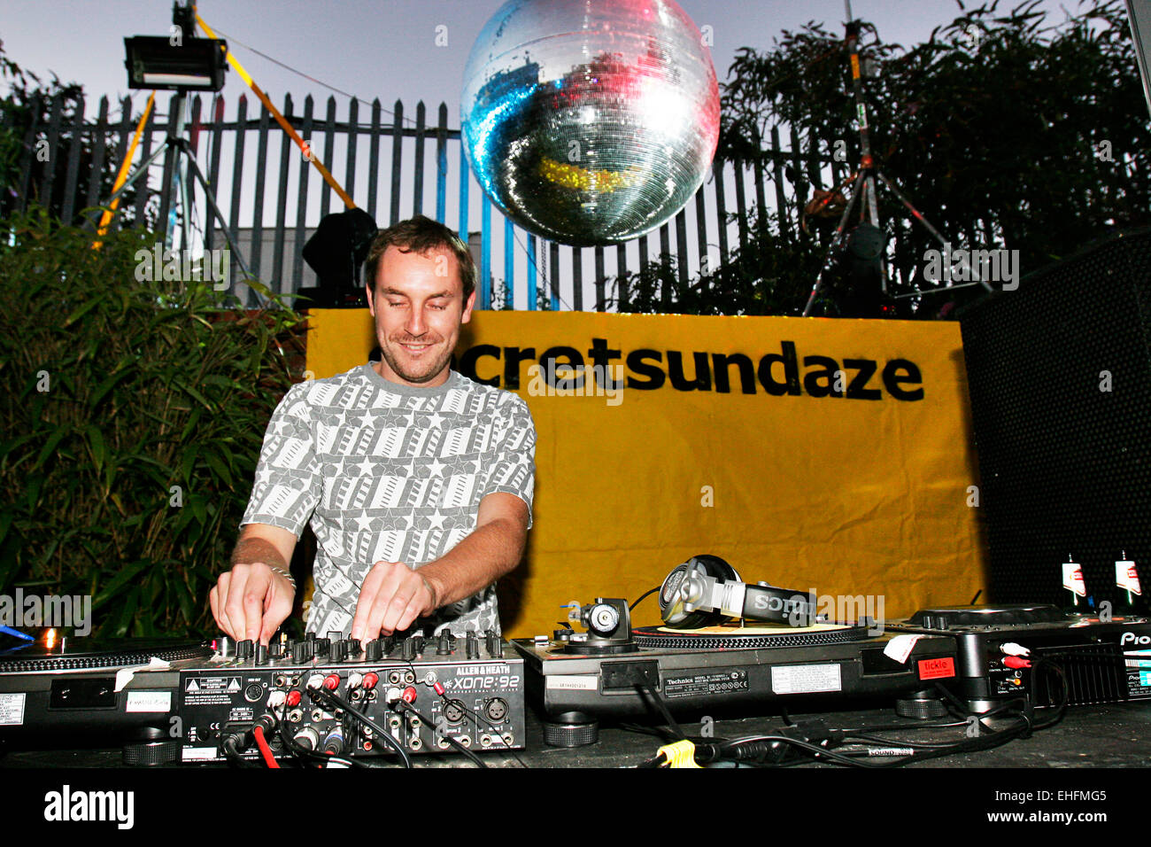 James Priestley dj sul palco secretsundaze a TDK Cross Central festival a Kings Cross scalo merci di Londra. Foto Stock