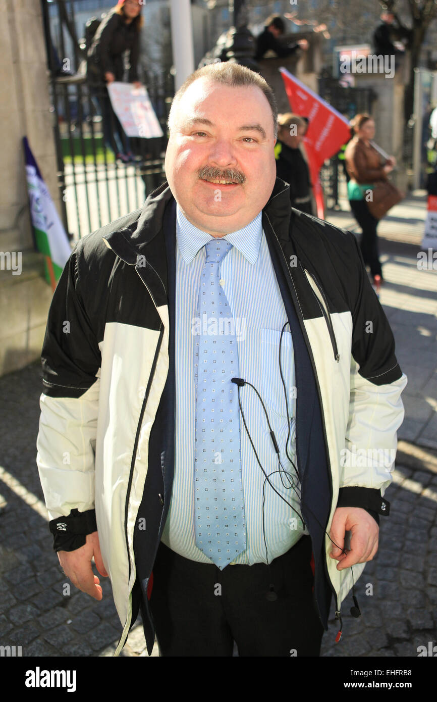 Belfast, Regno Unito. 13 marzo, 2015. Nipsa assistente del segretario generale Graham paraurti al Sindacato Rally per posti di lavoro e servizi pubblici a Belfast Credit: Bonzo Alamy/Live News Foto Stock