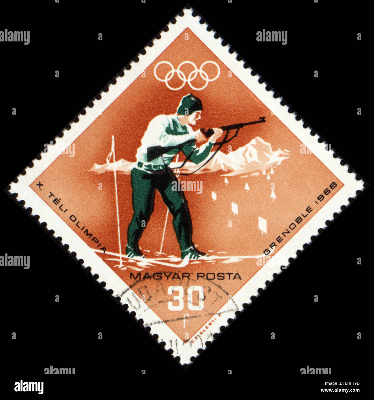 Ungheria - circa 1968: un timbro postale stampato in Ungheria mostra biatleta con un fucile Foto Stock