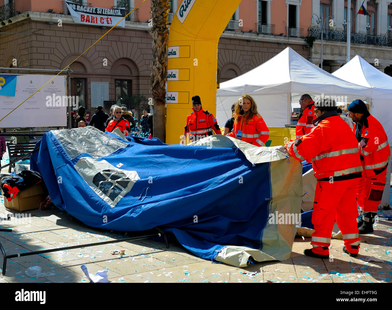 BARI, ITALIA - Marzo 8, 2015: i volontari della Protezione Civile smantellata una tenda durante il deejay dieci Bari organizzato da Linus Foto Stock