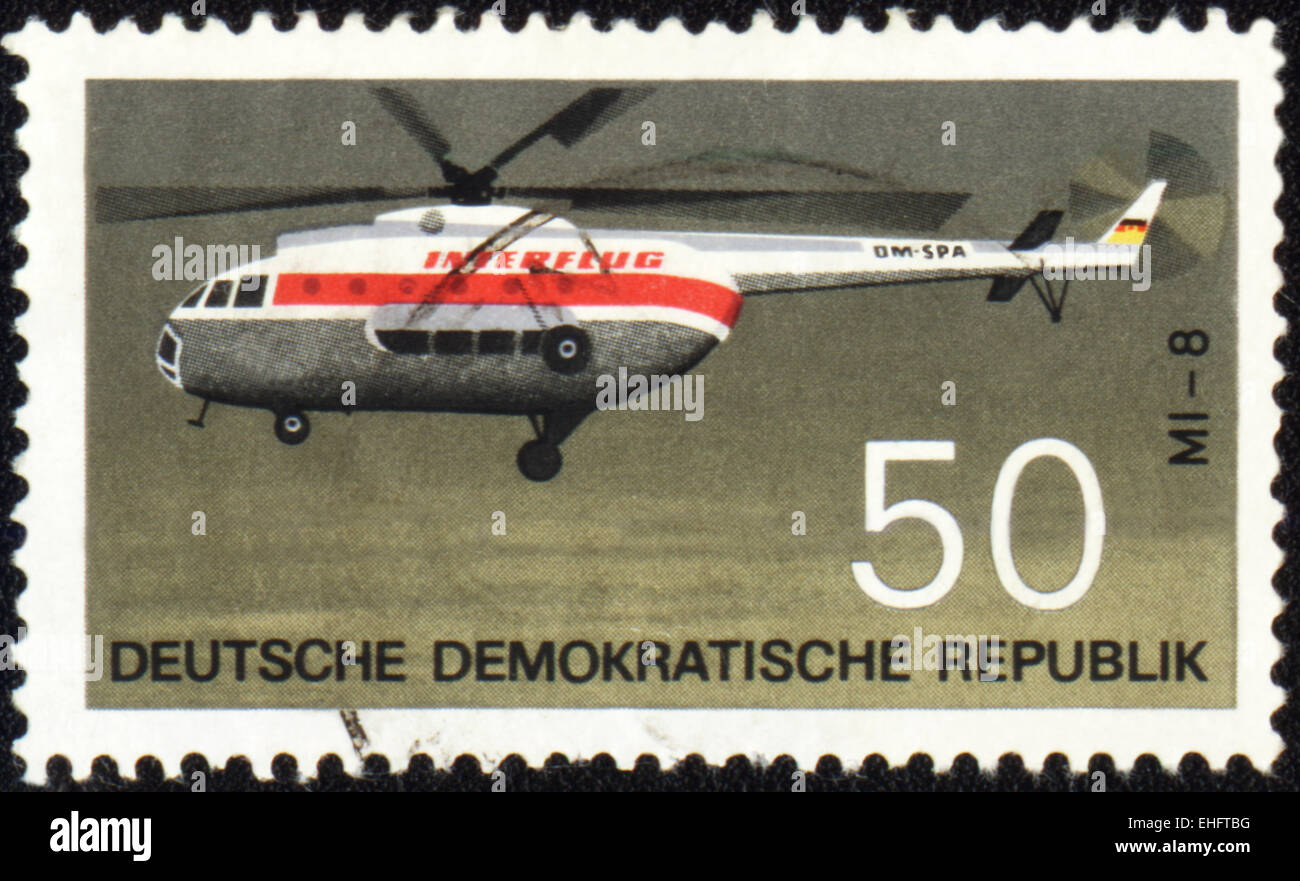 Repubblica democratica tedesca - circa 1969: un timbro stampato nella RDT (Germania orientale) mostra un elicottero Mi-8 Foto Stock
