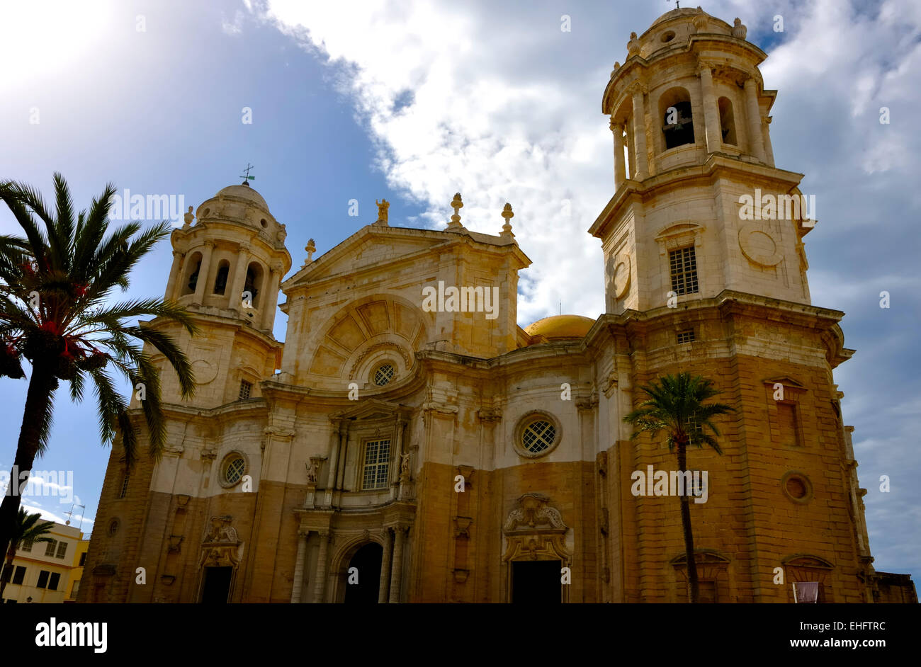 Cattedrale di Cadice, Spagna, in una giornata di sole, vista dal basso Foto Stock