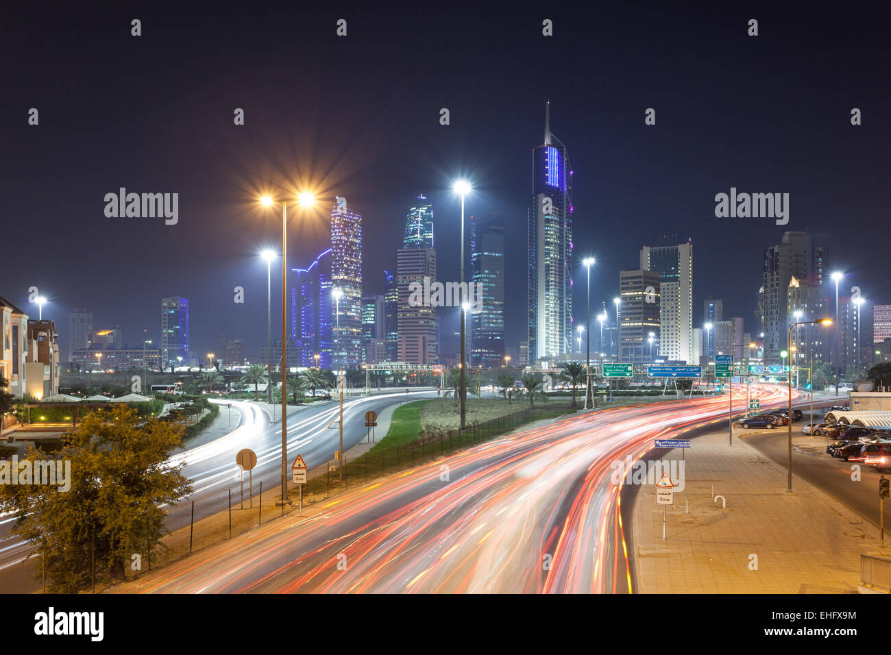 Kuwait downtown at ngiht. Città Kuwiat, Medio Oriente Foto Stock