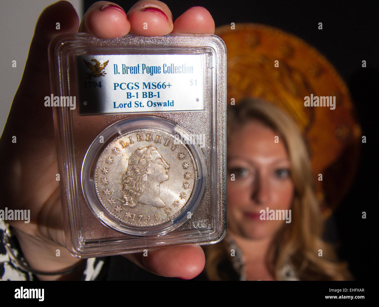 Londra, Regno Unito. 13 marzo, 2015. Prima della vendita del D. Brent Pogue rari Federale degli Stati Uniti la raccolta di monete vendita che si terrà a Sotheby's New York. La collezione è composta da oltre 650 oro, argento e rame monete, e dovrebbe essere la più preziosa collezione di monete mai venduti. Nella foto: il migliore esempio noto di un 1794 Silver Dollar, la prima destinata alla circolazione, che si prevede di recuperare fino a un massimo di dieci milioni di dollari degli Stati Uniti all'asta. Credito: Paolo Davey/Alamy Live News Foto Stock