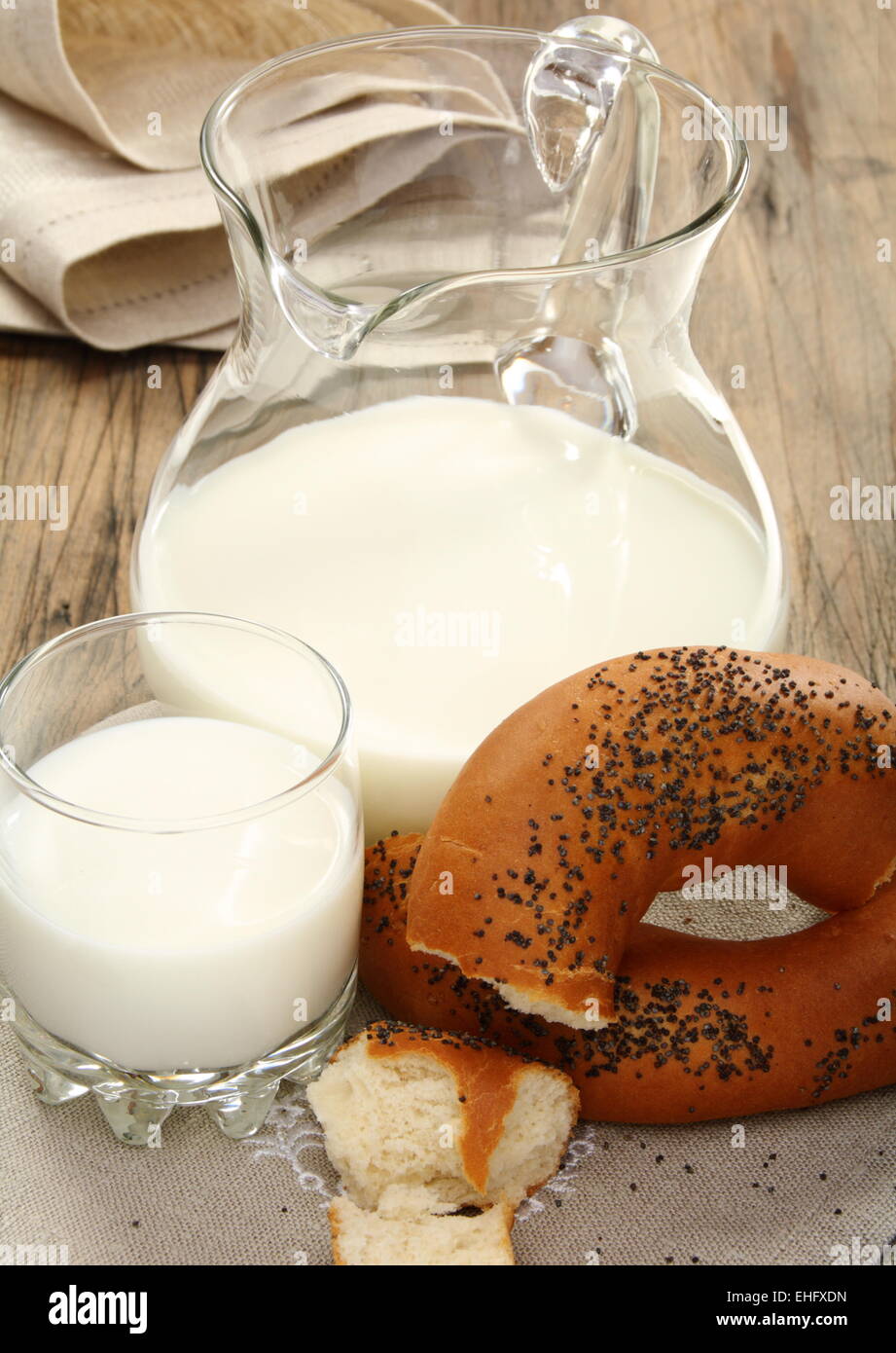 Bagel con semi di papavero, una brocca del latte. Foto Stock