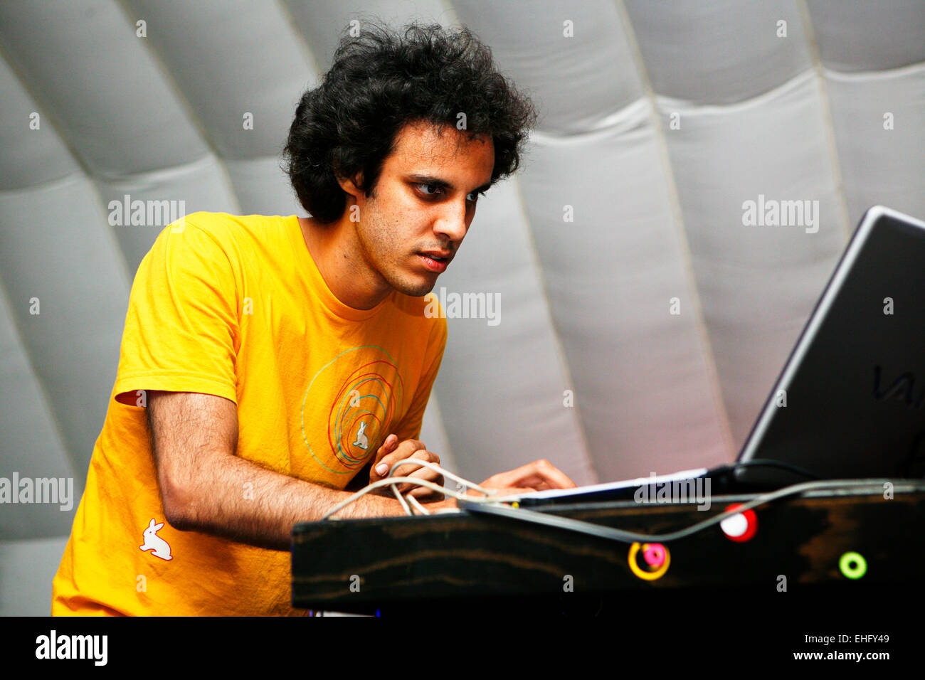 Four Tet live al Field Day festival nel Parco Victoria di Londra. Foto Stock