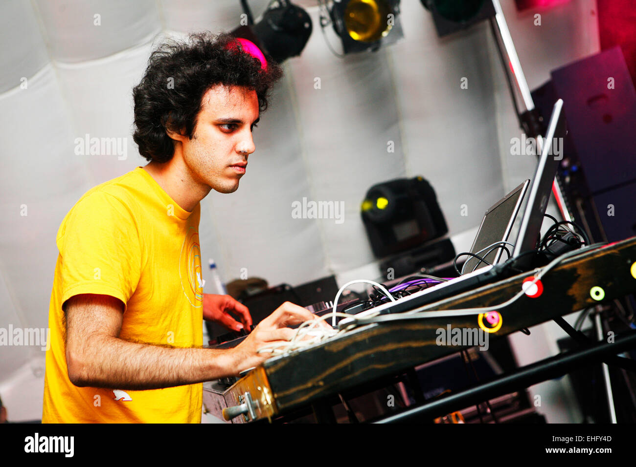 Four Tet live al Field Day festival nel Parco Victoria di Londra. Foto Stock