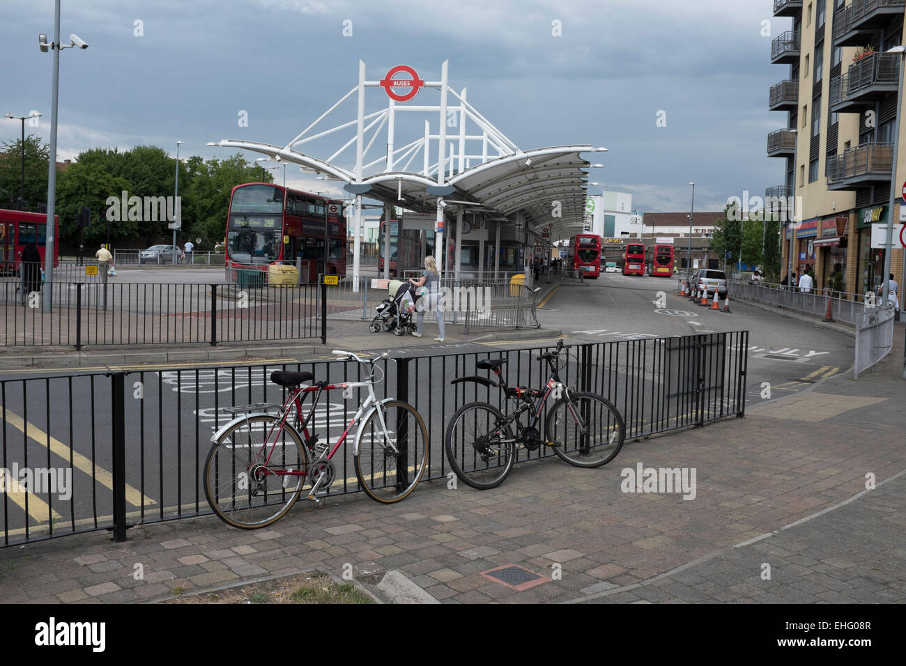 La stazione degli autobus, nel centro di Edmonton, a nord di Londra, Inghilterra - solo uso editoriale Foto Stock