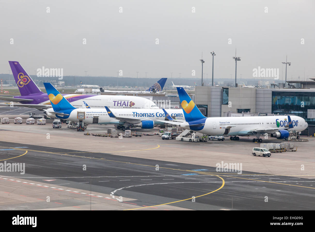 Il Thai, Thomas Cook e Condor aerei presso l'Aeroporto Internazionale di Francoforte Foto Stock