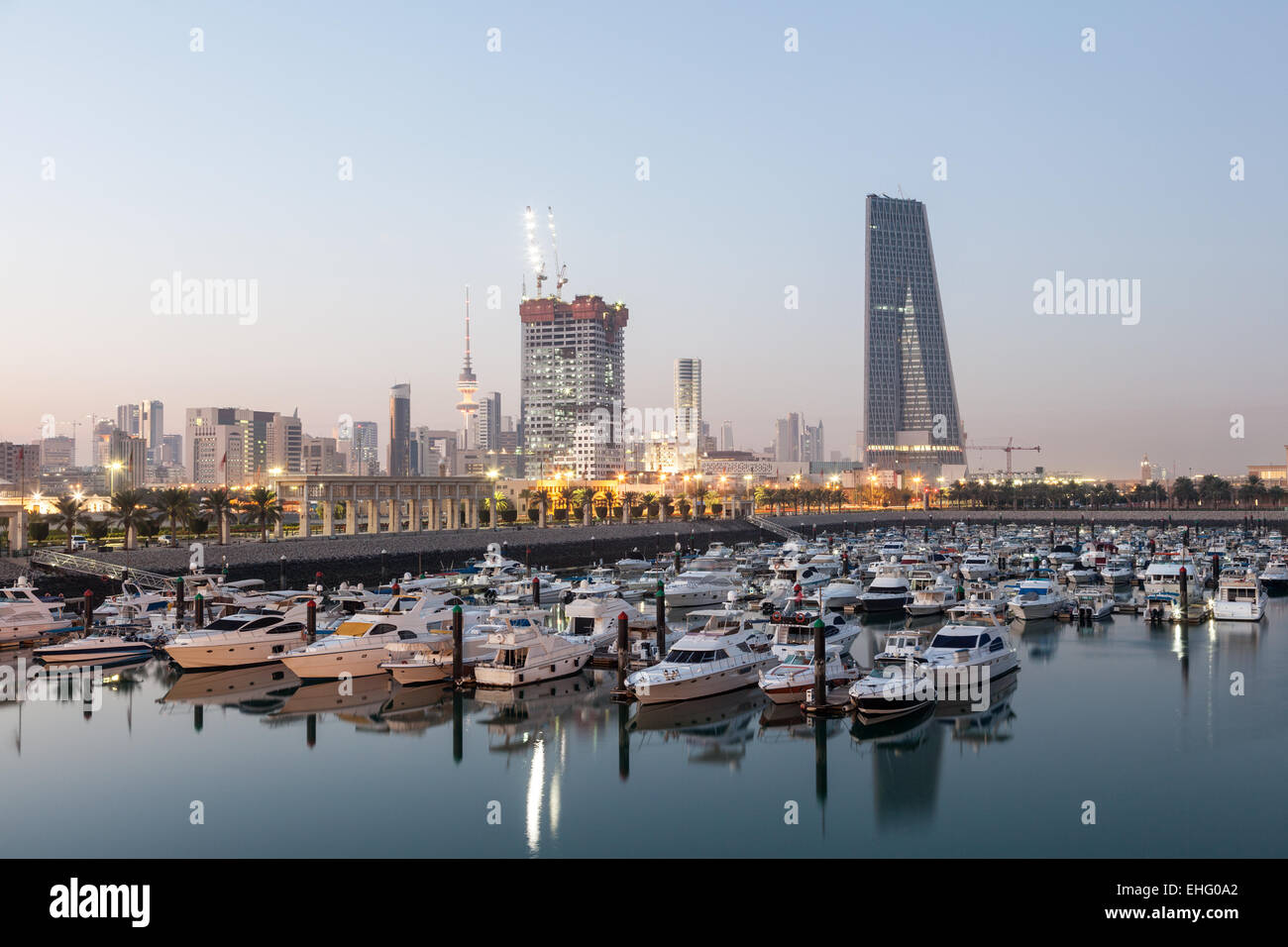 Sharq Marina e Kuwait City al tramonto, Medio Oriente Arabia Foto Stock