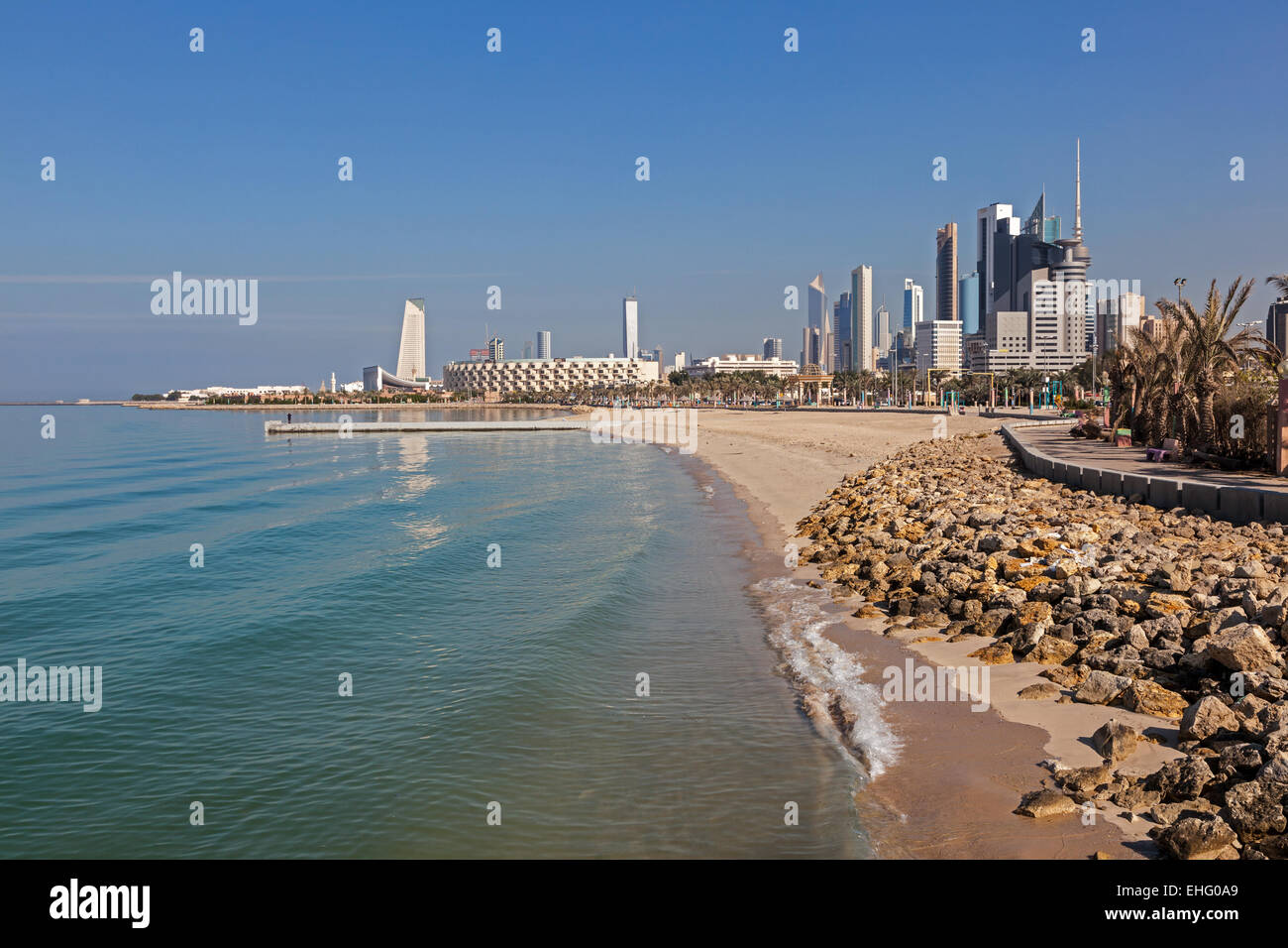 Golfo Arabico beach e lo skyline di Kuwait City, Medio Oriente Foto Stock