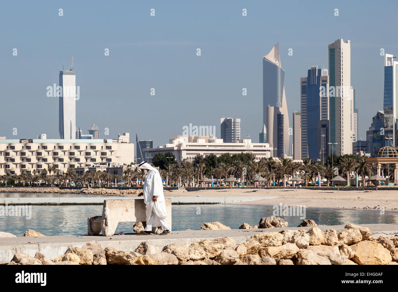 Skyline di Kuwait City da Shuwaikh beach Foto Stock