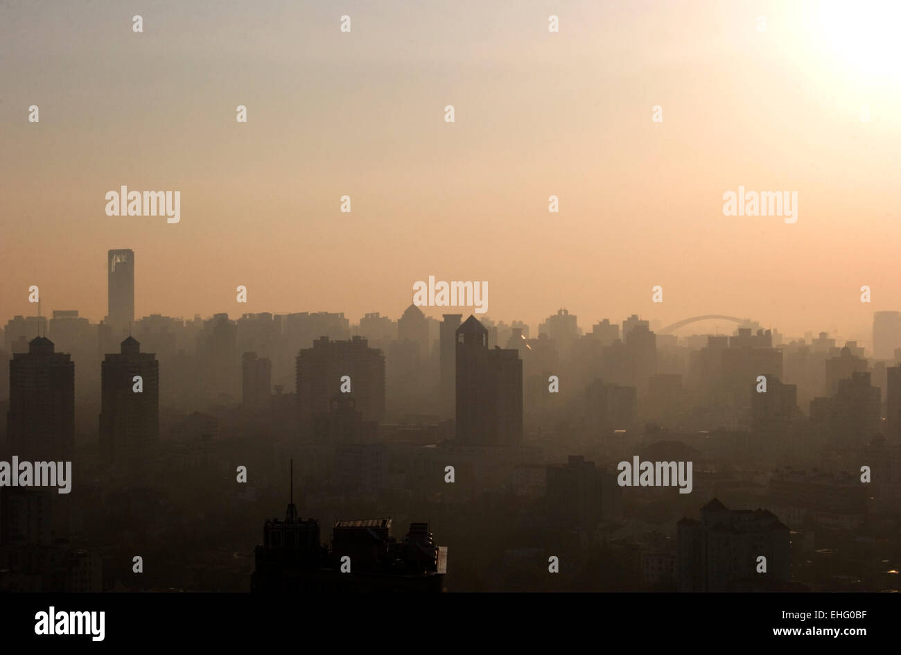 Lo skyline di Shanghai verso il Luwan e distretti di Pudong compreso il ponte Lupu Cina. Foto Stock