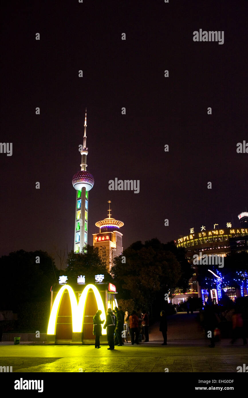 La Oriental Pearl TV Tower appare da dietro un MacDonalds segno Shangai. Foto Stock