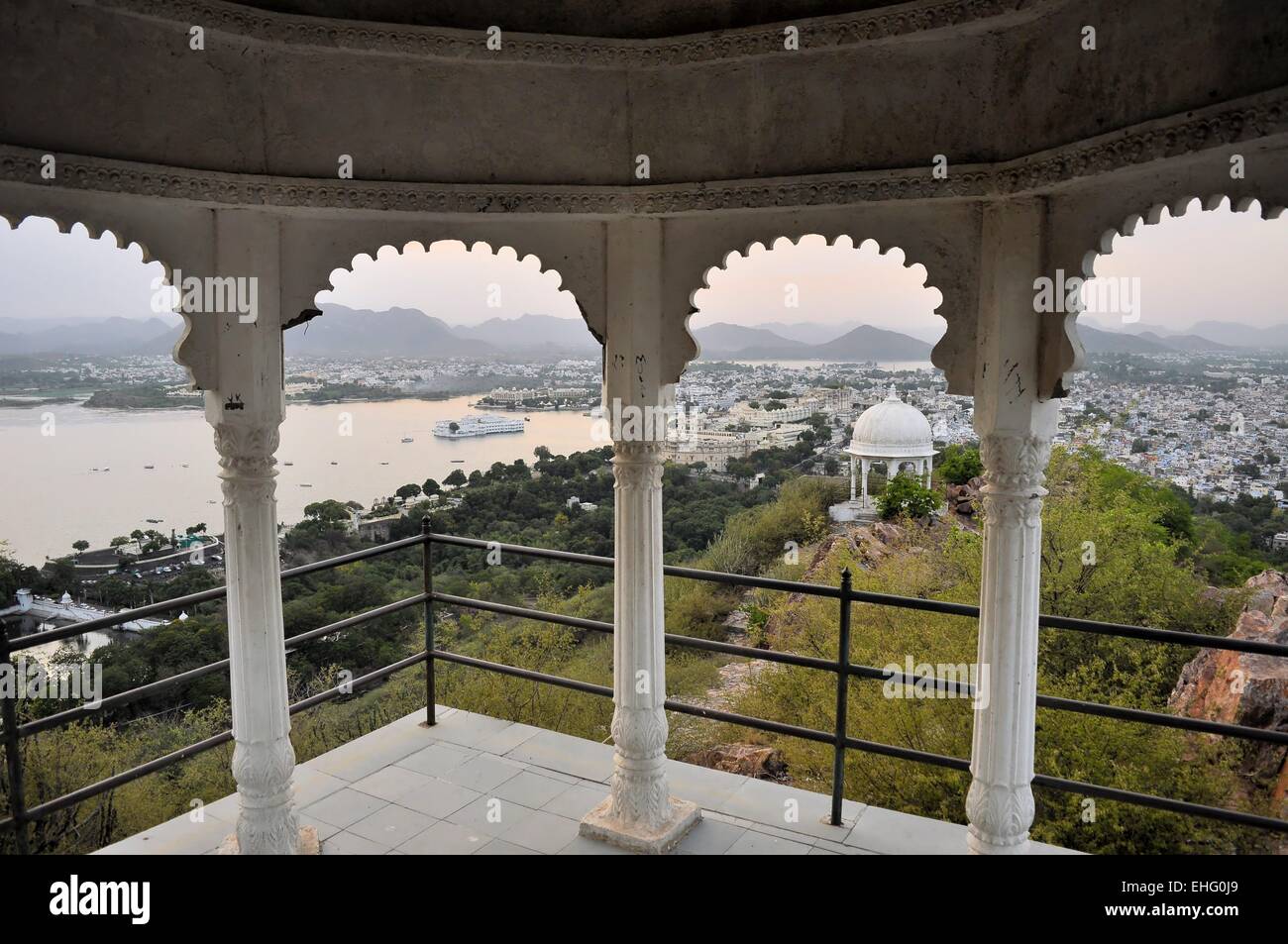 Pavillon con Udaipur city palace al lago Pichola, Udaipur, Rajasthan, India Foto Stock
