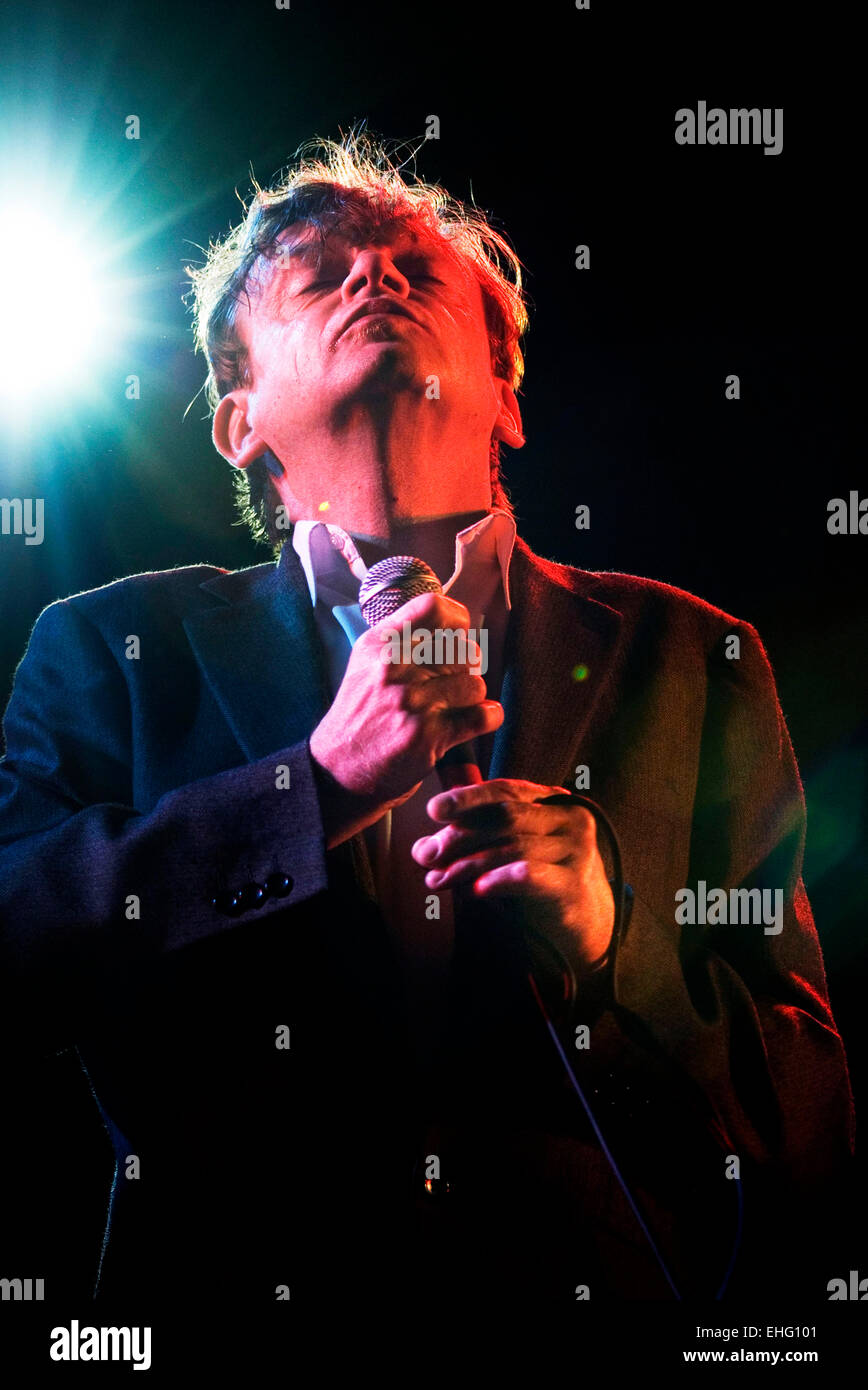 Cantante Mark E Smith da UK punk band la caduta sul palco Crawdaddy al picnic elettrico Boutique Music Festival in Irlanda. Foto Stock