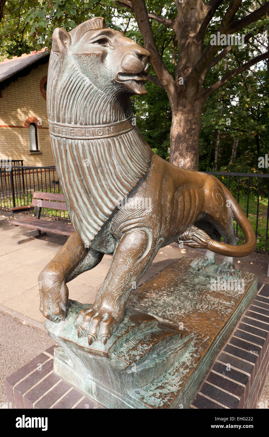 La scultura in bronzo di Leo Lion, da Sir Charles Wheeler in Alexandra Park, Haringey. Foto Stock