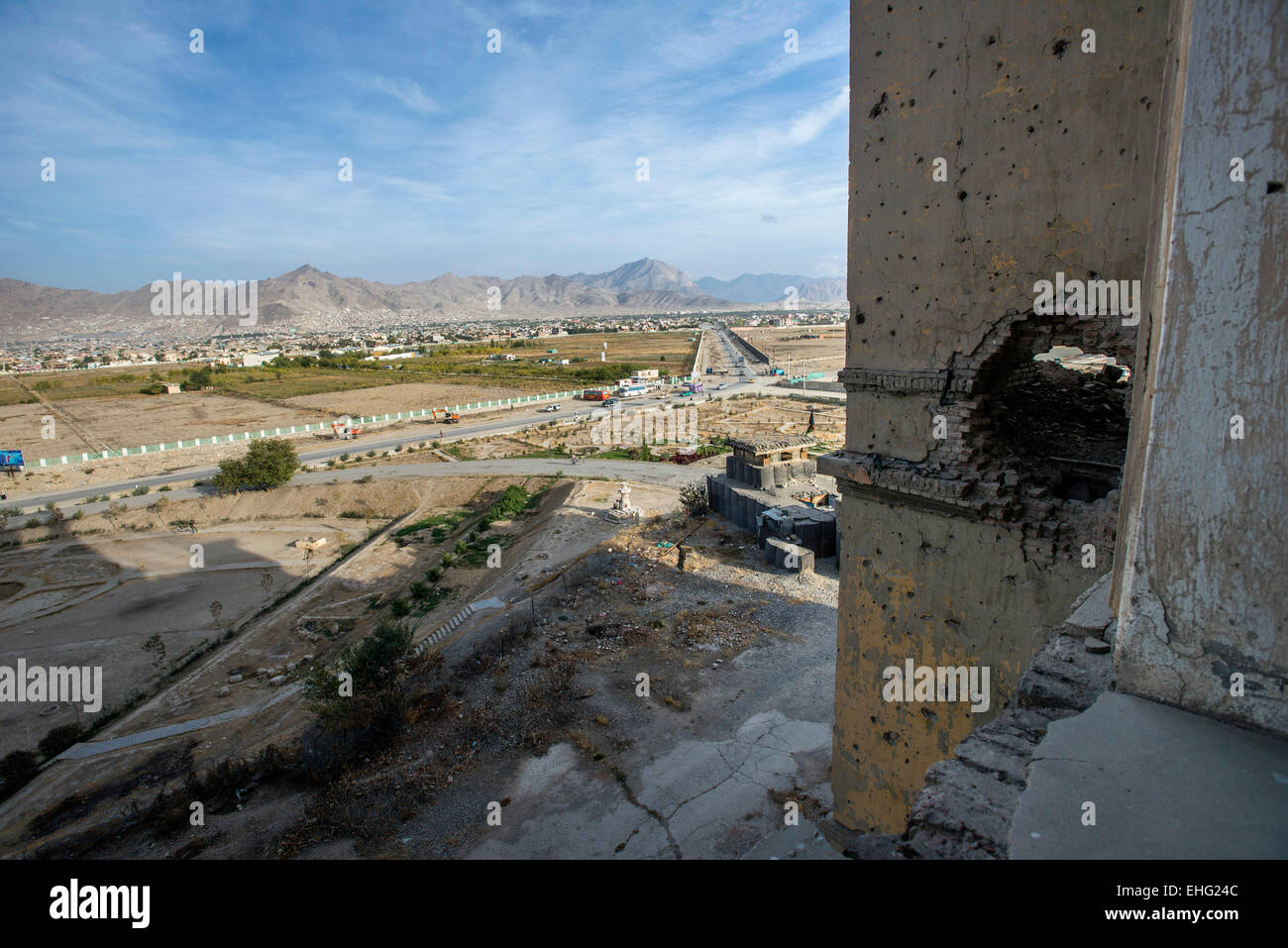 Il foro nella parete del Darul Aman Palace dopo il colpo del guscio durante Mujahideen fazioni hanno combattuto per il controllo di Kabul nei primi anni novanta, Kabul, Afghanistan Foto Stock