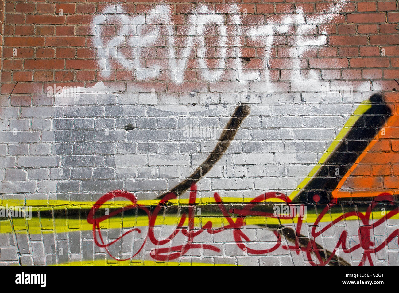 Graffiti su un muro rosso a Berlino Foto Stock