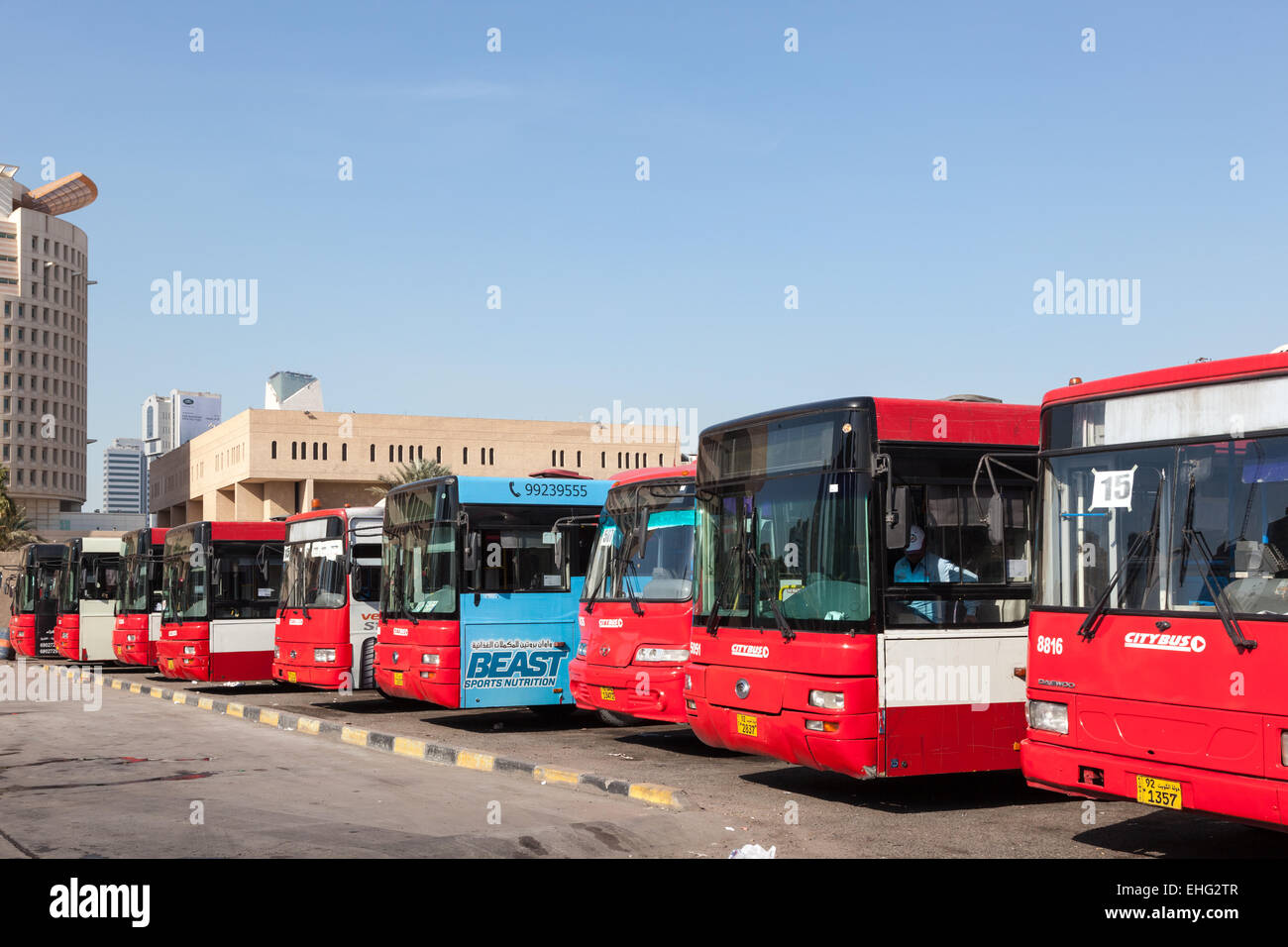 Autobus Rossi presso la stazione principale degli autobus di Kuwait City Foto Stock