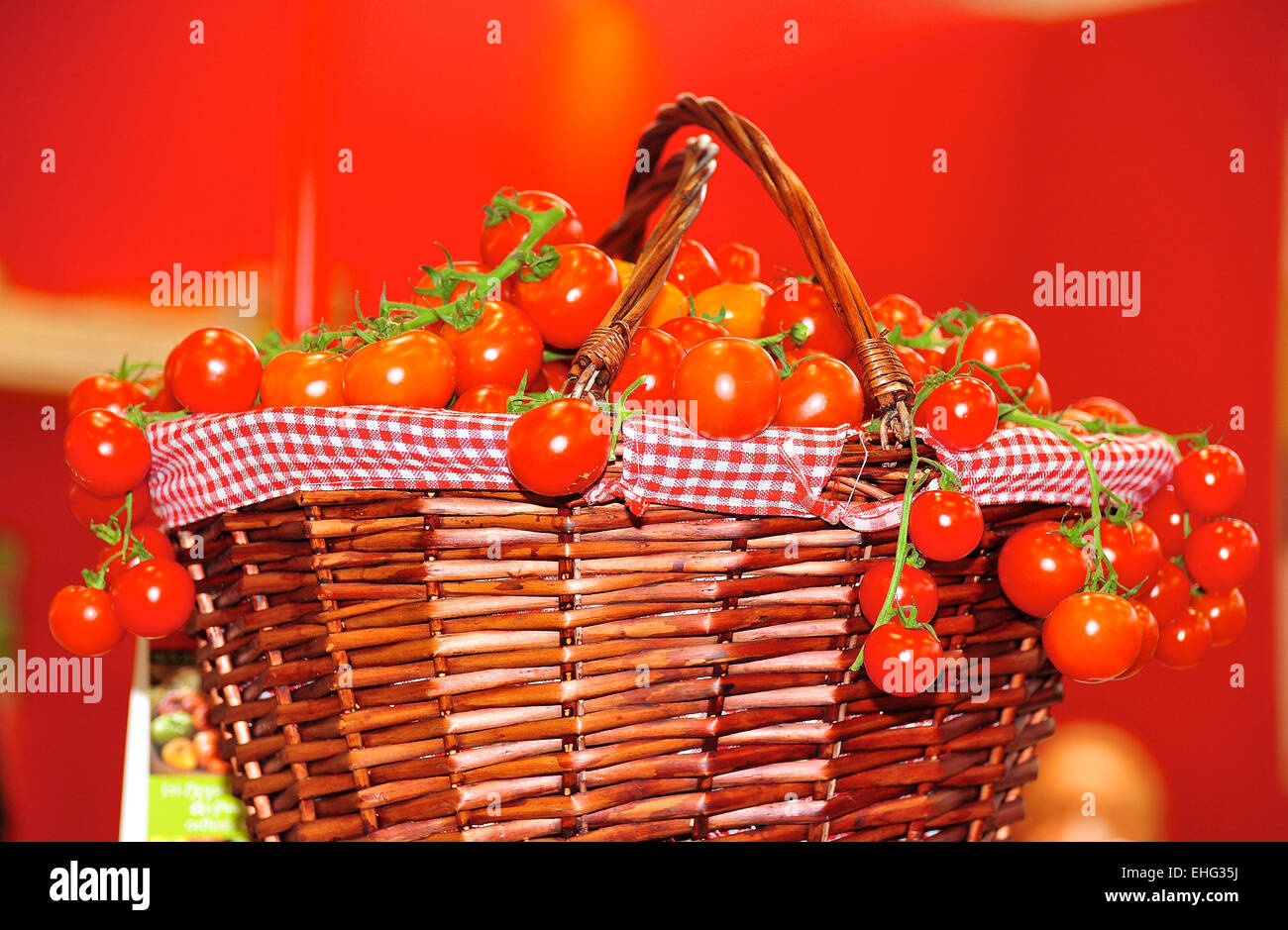 Rote Tomaten in einem Korb geflechteten Foto Stock