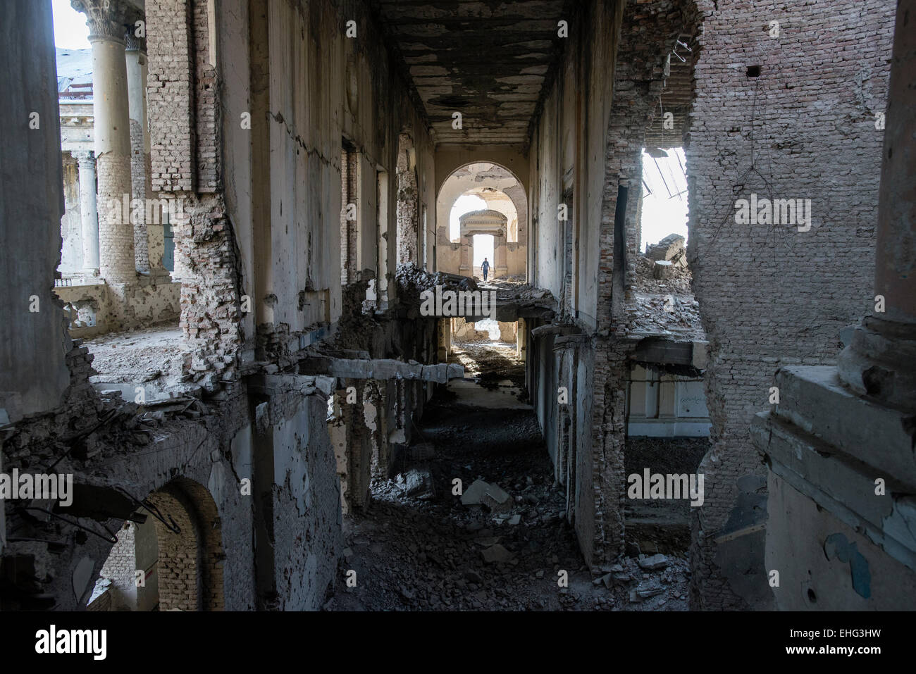 Ha rovinato il corridoio della Darul Aman Palace durante il Mujahideen fazioni hanno combattuto per il controllo di Kabul nei primi anni novanta, Kabul, Afghanistan Foto Stock