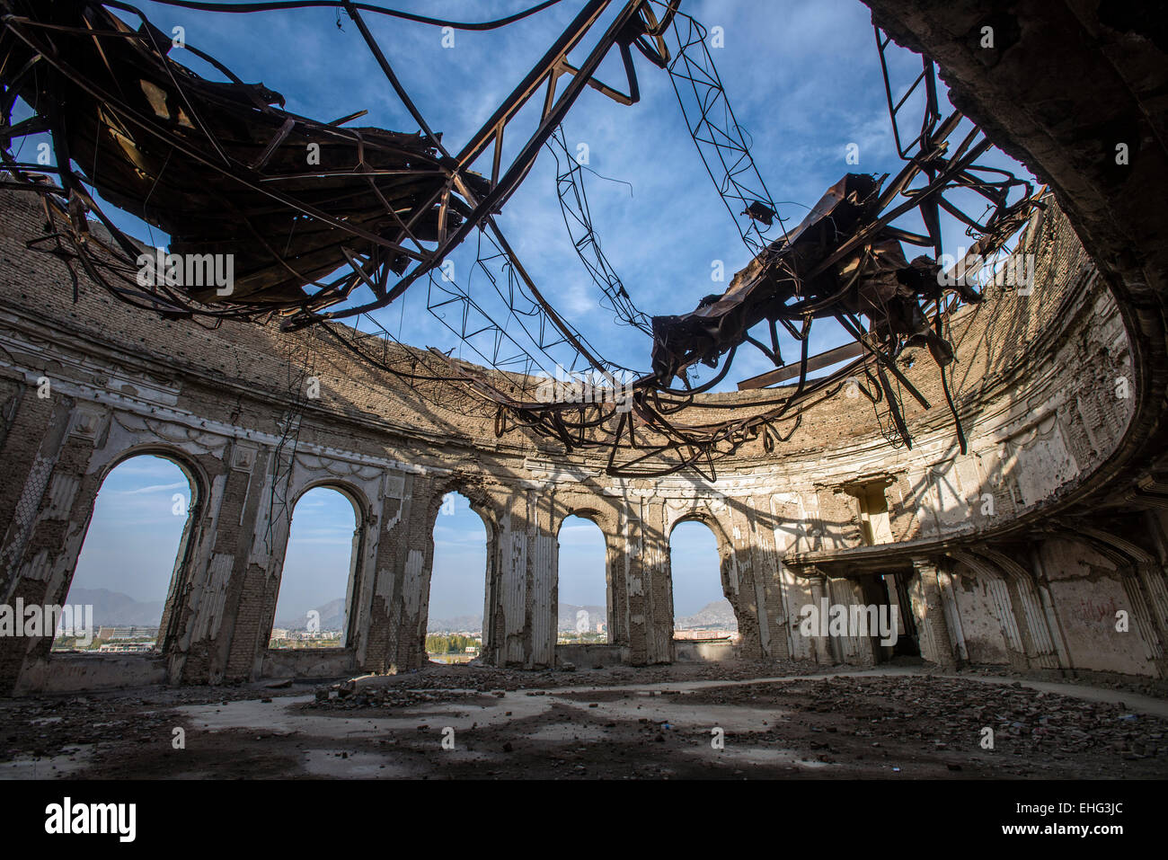 Rovinato sala principale di Darul Aman Palace durante il Mujahideen fazioni hanno combattuto per il controllo di Kabul nei primi anni novanta, Kabul, Afghanistan Foto Stock